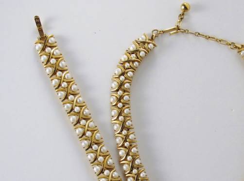 Trifari vintage clearance pearl bracelet